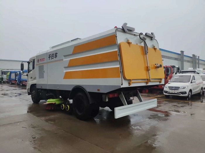 東風(fēng)天錦干濕兩用掃路車(chē) 東風(fēng)天錦干濕兩用掃路車(chē)圖片