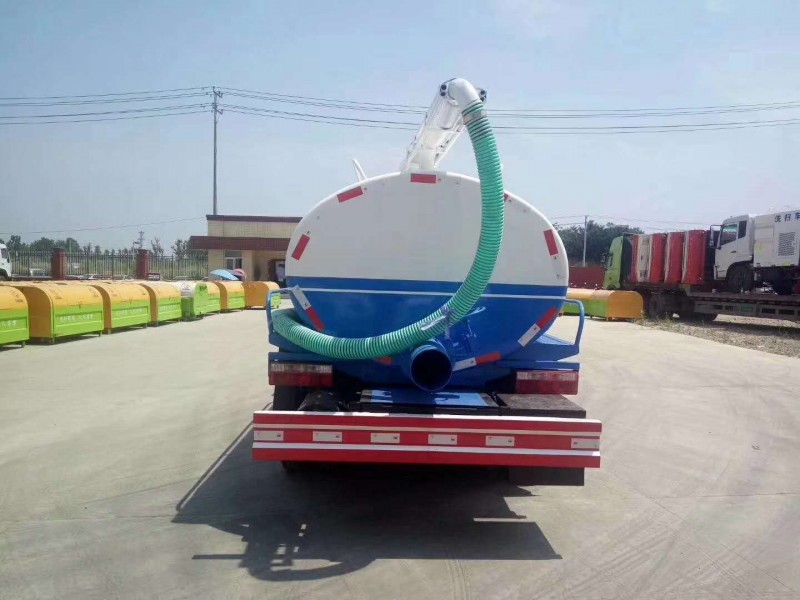 東風小多利卡5方吸糞車