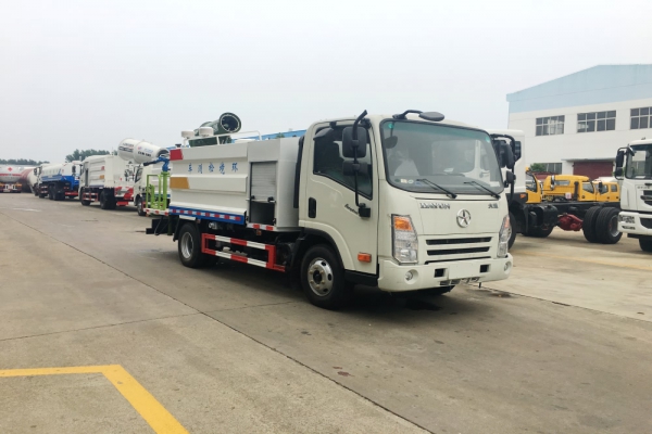 大運(yùn)多功能抑塵車(5噸、30米霧炮機(jī))