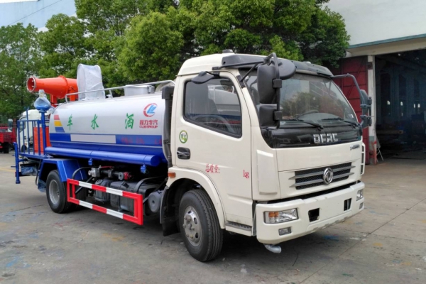 東風大多利卡霧炮車(8噸、30-40米噴霧機)